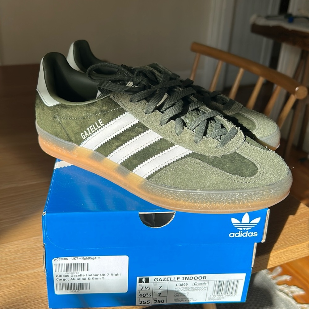 BRAND NEW forest green adidas (Gazelle Indoor sneakers) - Size 7.5
